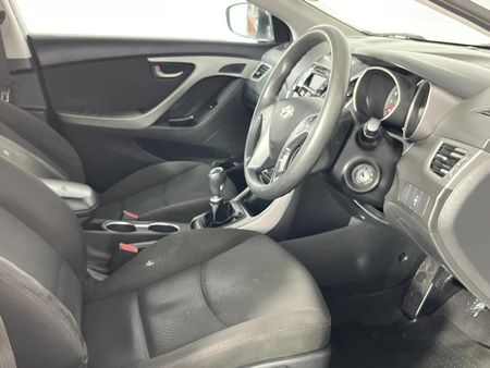 2017-Hyundai-Elantra-16-Executive_10