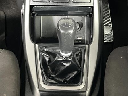 2017-Hyundai-Elantra-16-Executive_11