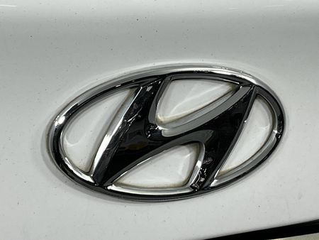2017-Hyundai-Elantra-16-Executive_12