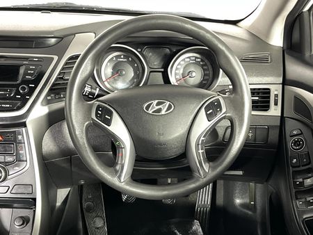 2017-Hyundai-Elantra-16-Executive_13