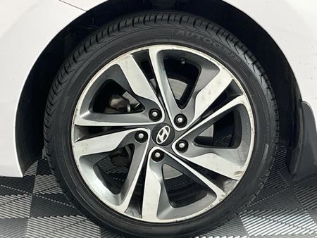 2017-Hyundai-Elantra-16-Executive_15