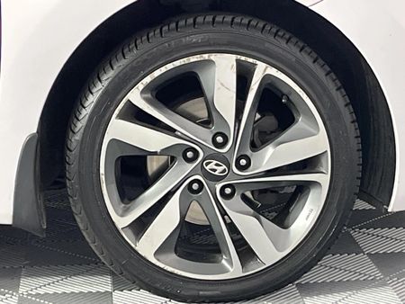 2017-Hyundai-Elantra-16-Executive_16