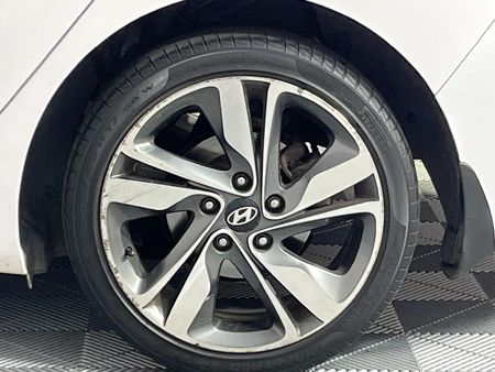 2017-Hyundai-Elantra-16-Executive_17