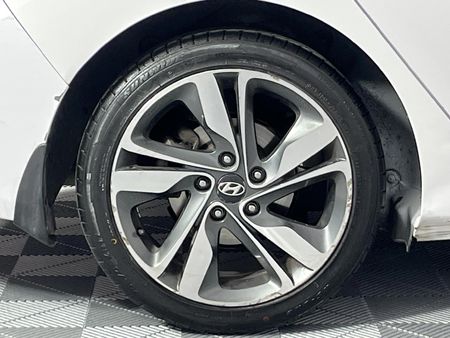 2017-Hyundai-Elantra-16-Executive_18
