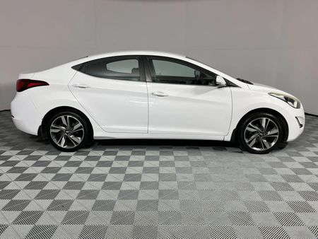 2017-Hyundai-Elantra-16-Executive_3