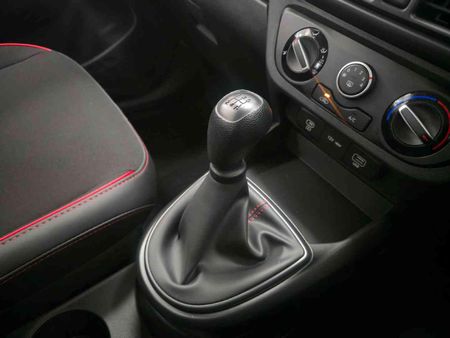 2025-Hyundai-Grand-i10-10-Motion_10