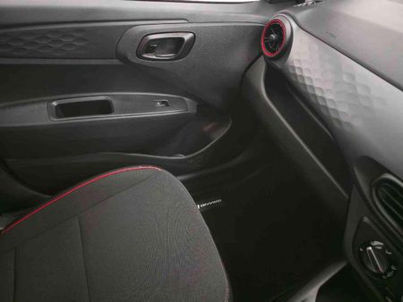 2025-Hyundai-Grand-i10-10-Motion_8