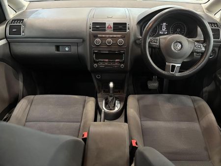 2014-Volkswagen-Touran-20-TDI-Trendline-Auto_9