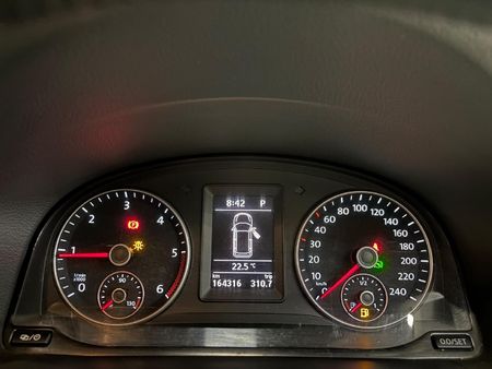2014-Volkswagen-Touran-20-TDI-Trendline-Auto_10