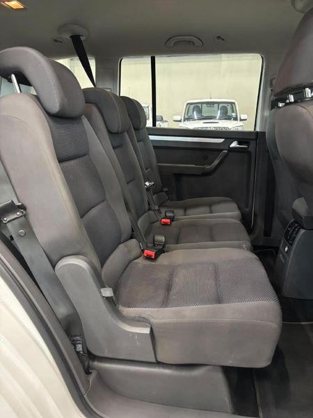 2014-Volkswagen-Touran-20-TDI-Trendline-Auto_11