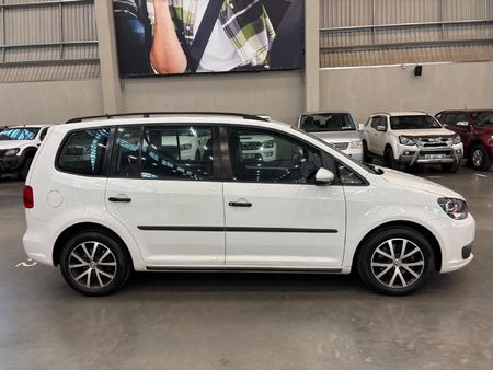 2014-Volkswagen-Touran-20-TDI-Trendline-Auto_1