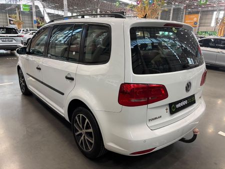 2014-Volkswagen-Touran-20-TDI-Trendline-Auto_4