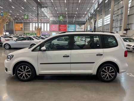 2014-Volkswagen-Touran-20-TDI-Trendline-Auto_5