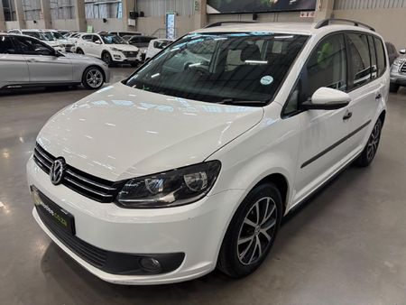 2014-Volkswagen-Touran-20-TDI-Trendline-Auto_6