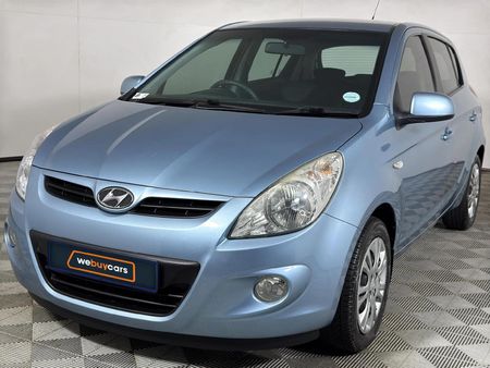 2010-Hyundai-i20-16_0