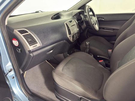 2010-Hyundai-i20-16_9