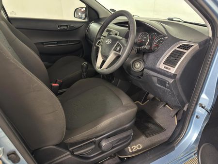 2010-Hyundai-i20-16_10