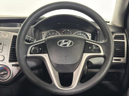 2010-Hyundai-i20-16_13