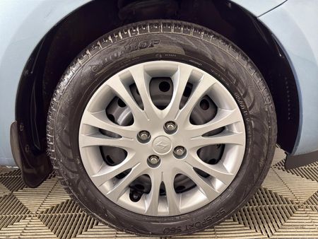 2010-Hyundai-i20-16_17