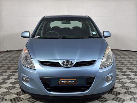 2010-Hyundai-i20-16_1