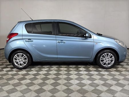 2010-Hyundai-i20-16_3