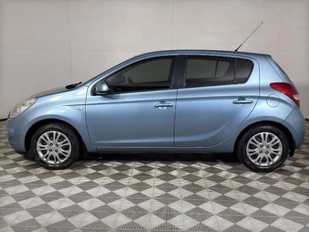 2010-Hyundai-i20-16_5