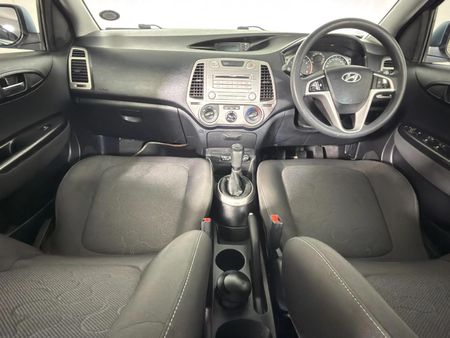 2010-Hyundai-i20-16_6