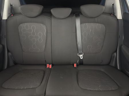 2010-Hyundai-i20-16_8