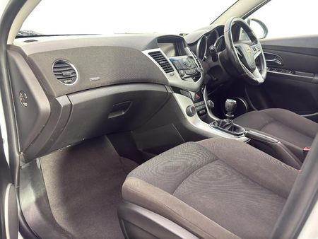 2015-Chevrolet-Cruze-16-LS_9