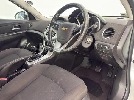 2015-Chevrolet-Cruze-16-LS_10