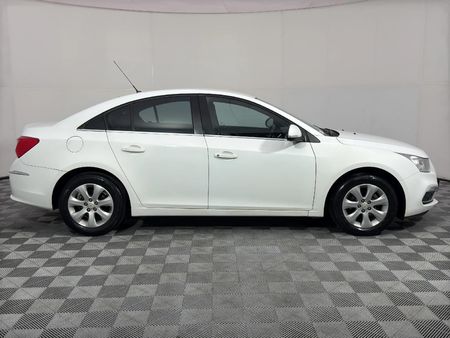 2015-Chevrolet-Cruze-16-LS_3