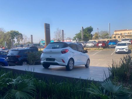 2022-Hyundai-Grand-i10-10-Motion_6