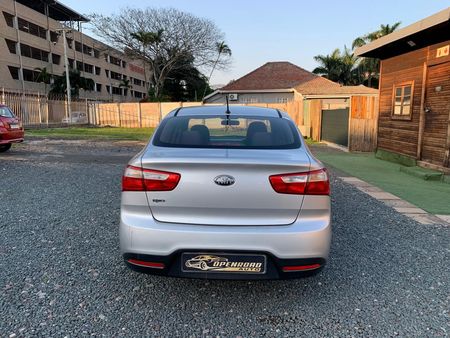 2012-Kia-Rio-12_4