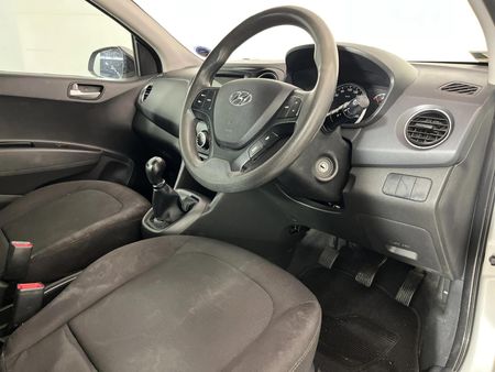 2018-Hyundai-Grand-i10-10-Fluid_10