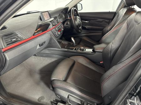 2013-BMW-3-Series-320i-Sport-Auto_9