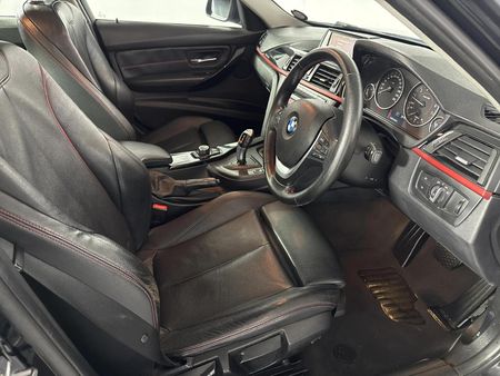 2013-BMW-3-Series-320i-Sport-Auto_10