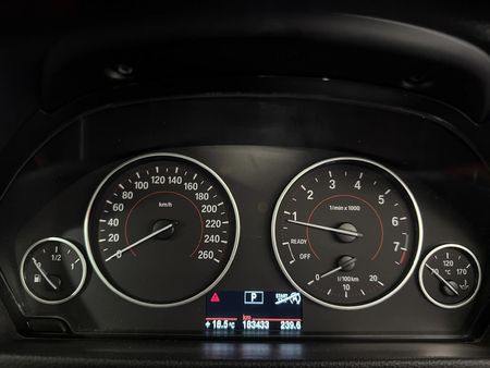 2013-BMW-3-Series-320i-Sport-Auto_7