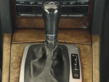 2010-Mercedes-Benz-E-Class-E-200-CGI-BE_11