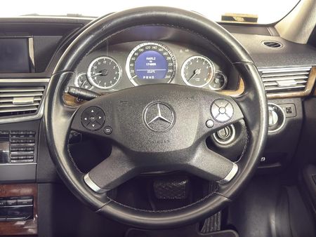 2010-Mercedes-Benz-E-Class-E-200-CGI-BE_12