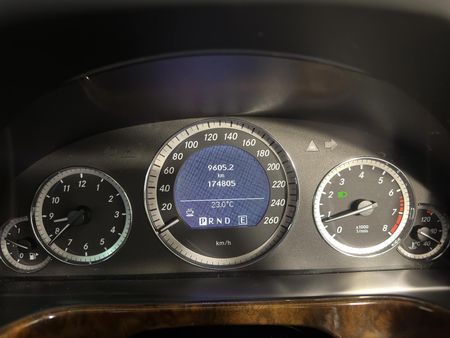 2010-Mercedes-Benz-E-Class-E-200-CGI-BE_7