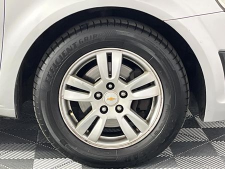 2013-Chevrolet-Sonic-16-LS-Hatch_16