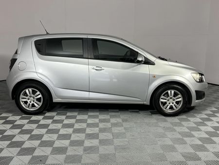 2013-Chevrolet-Sonic-16-LS-Hatch_3