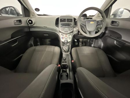2013-Chevrolet-Sonic-16-LS-Hatch_6