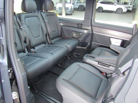2026-Mercedes-Benz-V-Class-V300d-Exclusive_9