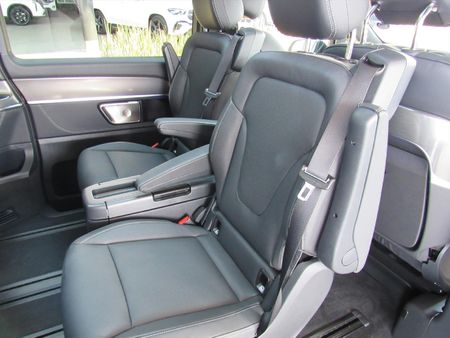 2026-Mercedes-Benz-V-Class-V300d-Exclusive_10