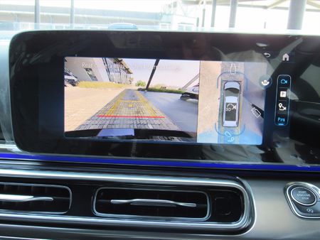 2026-Mercedes-Benz-V-Class-V300d-Exclusive_14