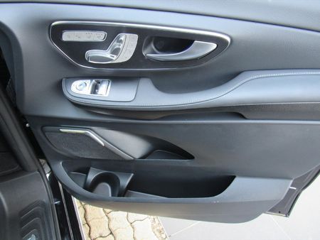2026-Mercedes-Benz-V-Class-V300d-Exclusive_6