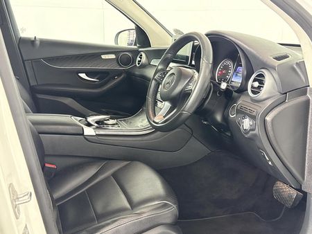 2017-Mercedes-Benz-GLC-250d_10