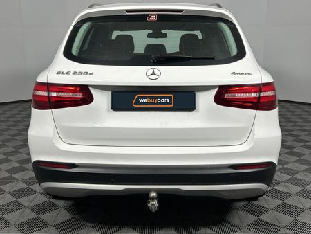 2017-Mercedes-Benz-GLC-250d_4