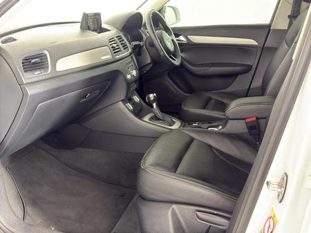 2015-Audi-Q3-20-TDI-quattro-Auto-130kW_9